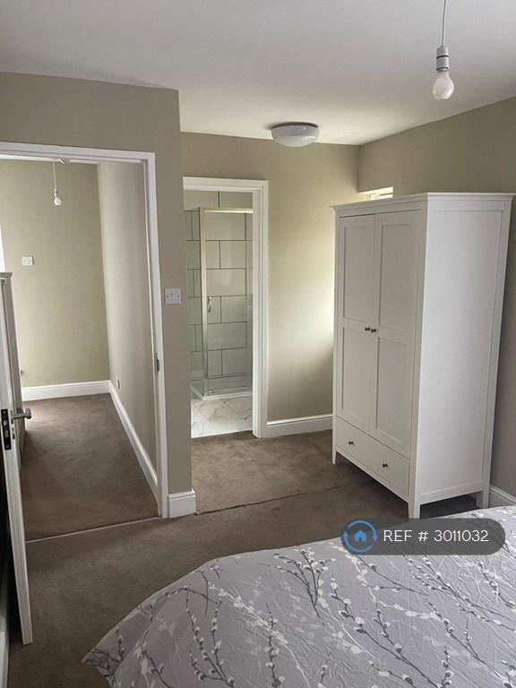 Room Gale Crescent in Reigate and Banstead