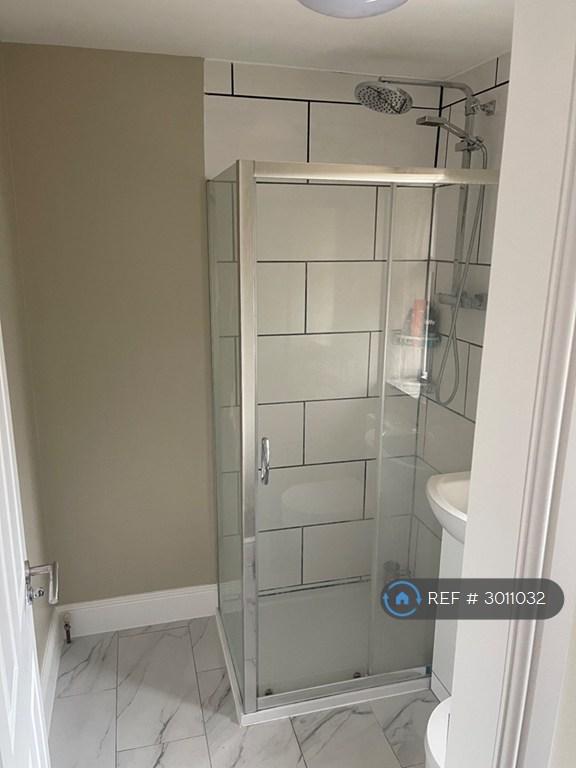 Room Gale Crescent in Reigate and Banstead