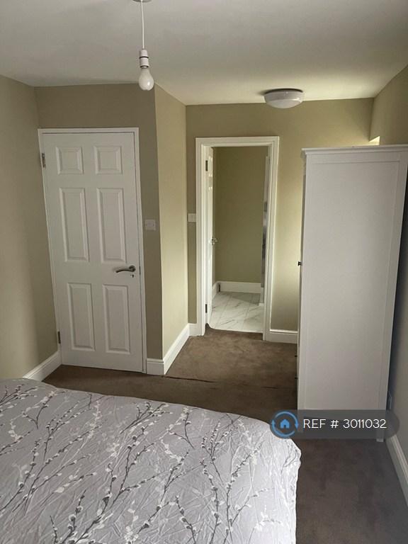 Room Gale Crescent in Reigate and Banstead