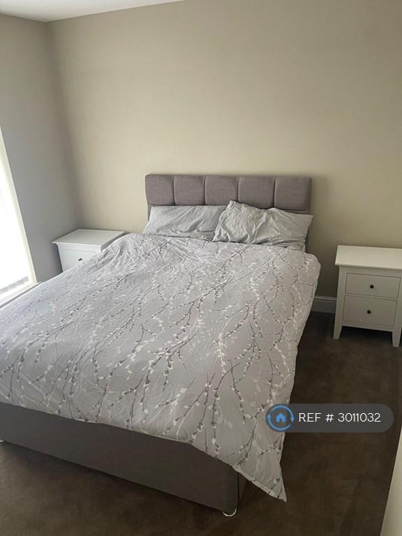 Room Gale Crescent in Reigate and Banstead