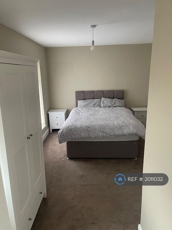 Room Gale Crescent in Reigate and Banstead