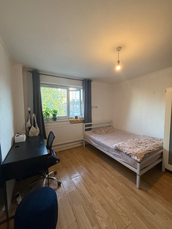 Room Rhodeswell Road in Greater London