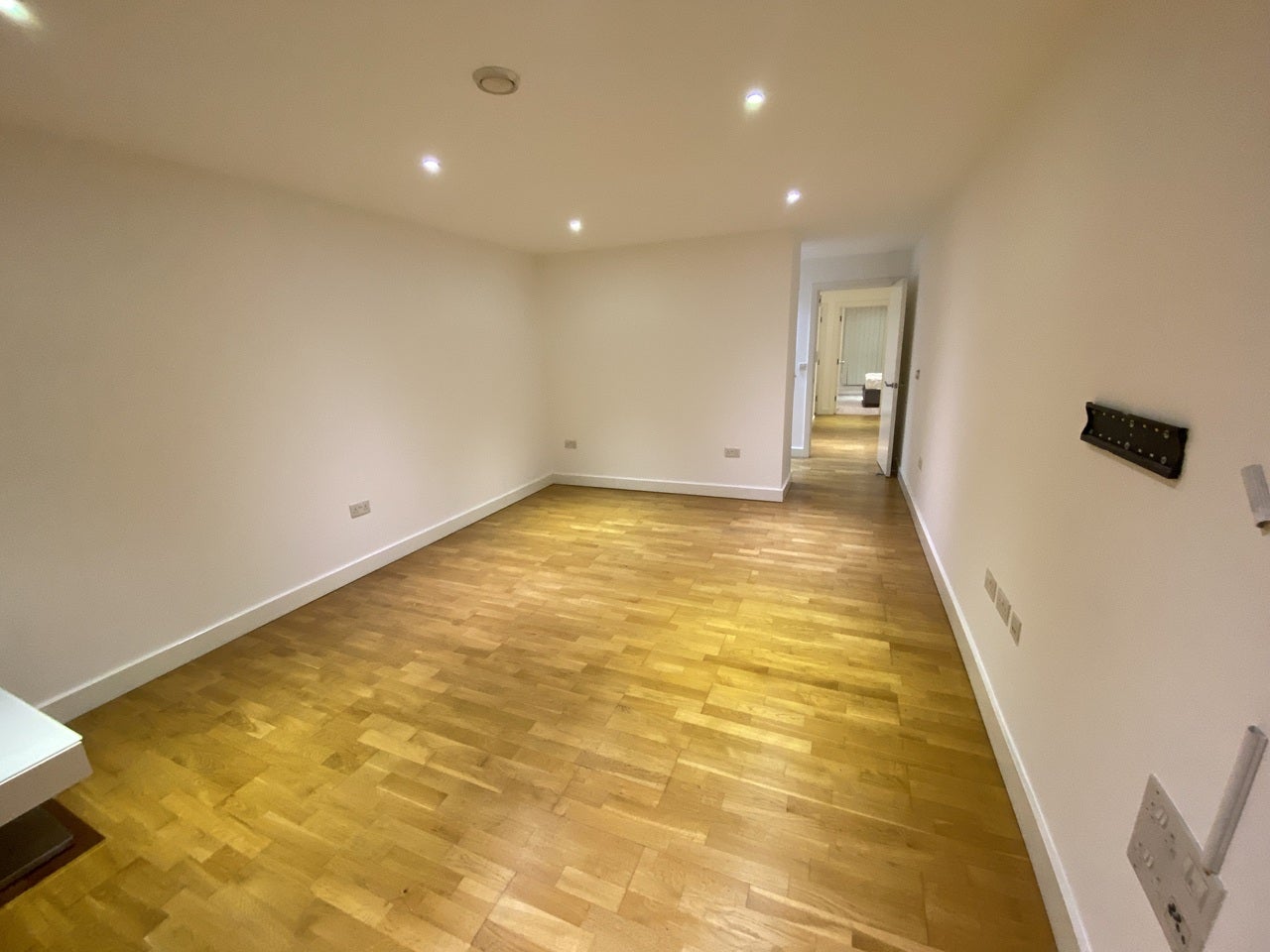 Flat Zenith Close in Greater London