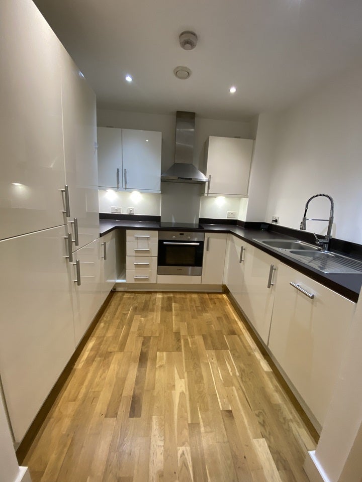 Flat Zenith Close in Greater London