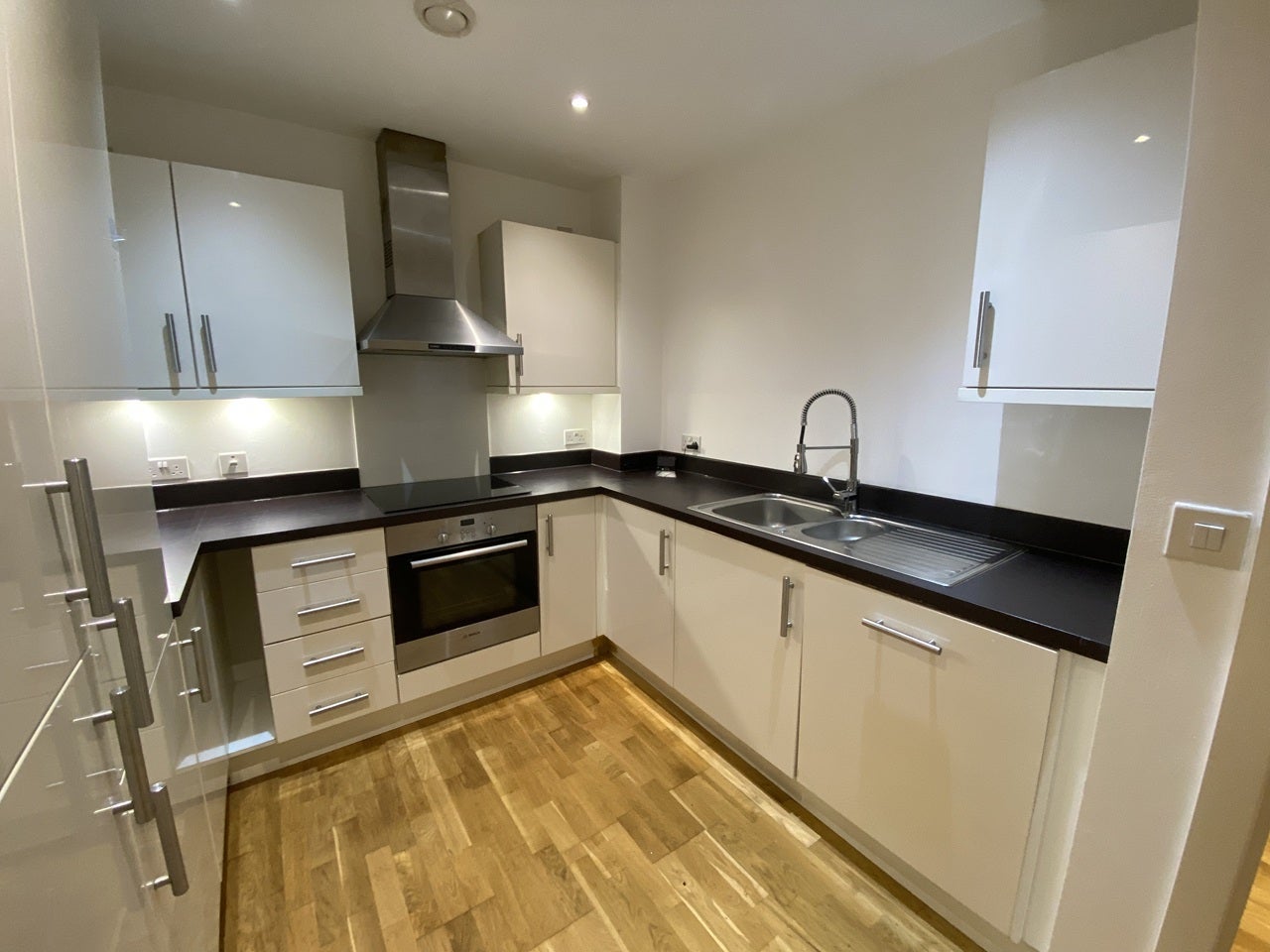 Flat Zenith Close in Greater London