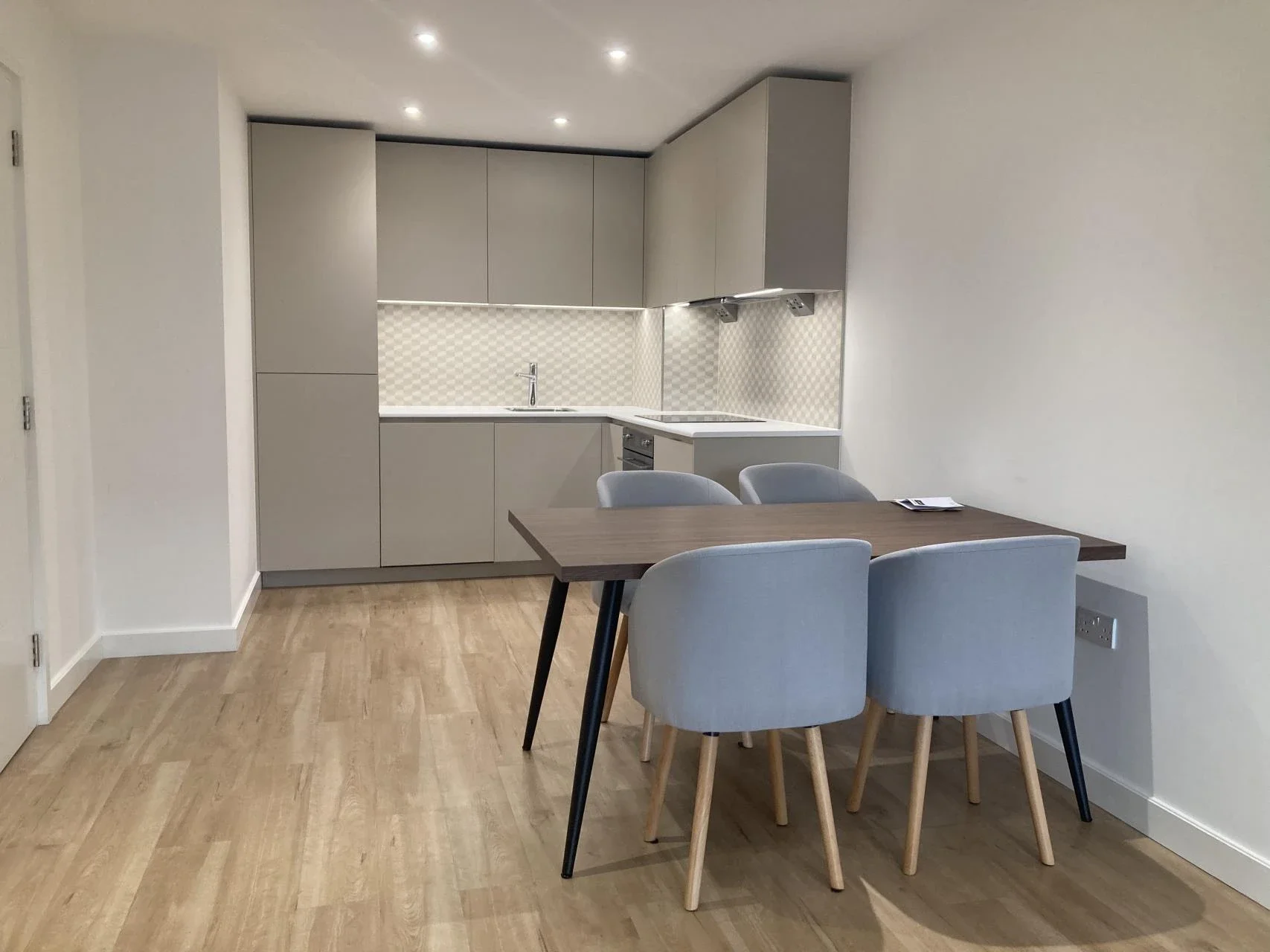 Flat Caversham Road in Greater London
