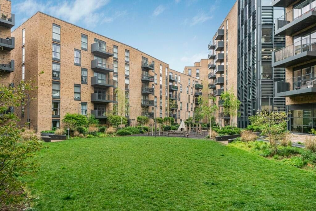 Flat St John's Road in Greater London