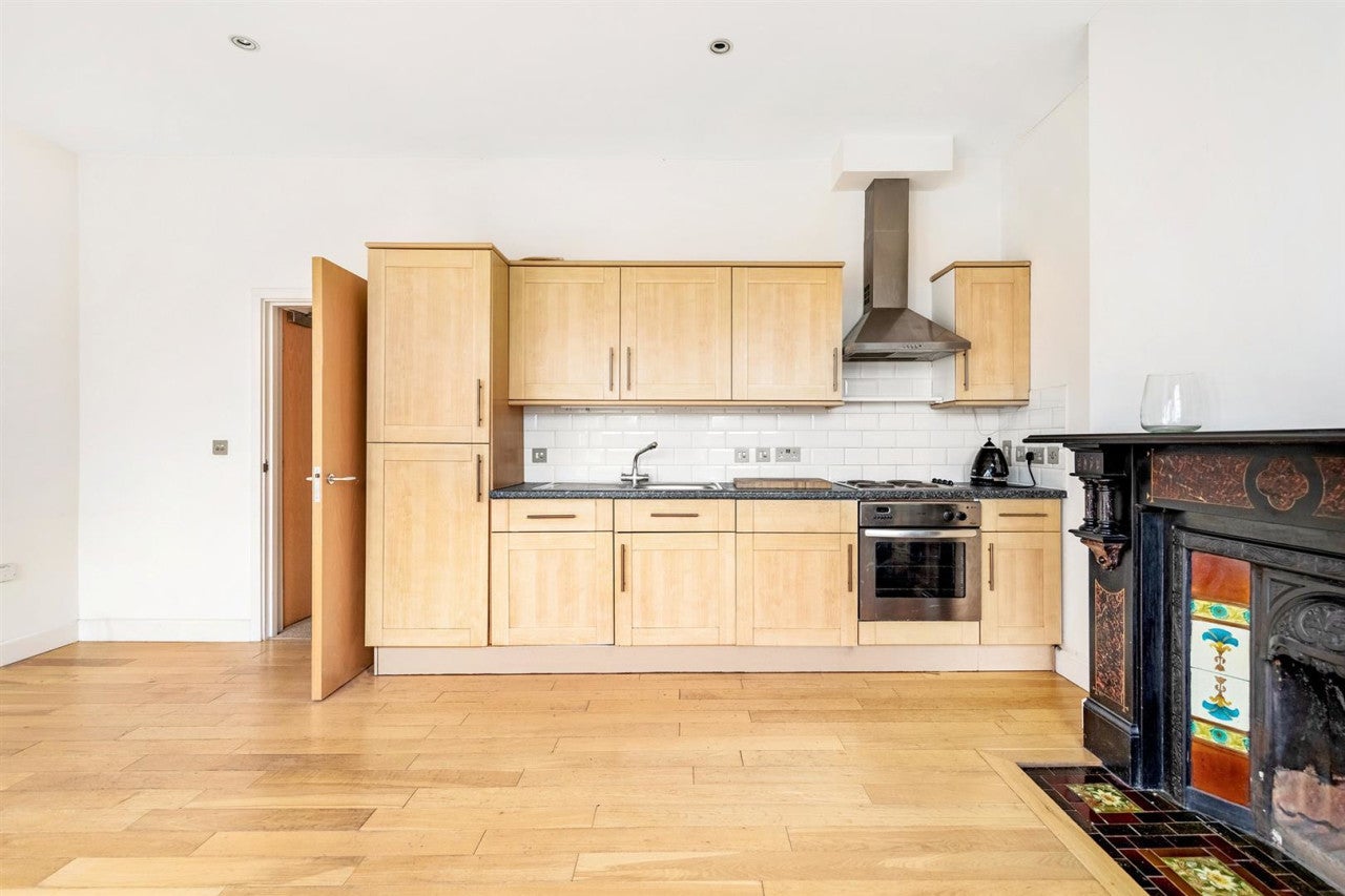 Flat Half Moon Lane in Greater London