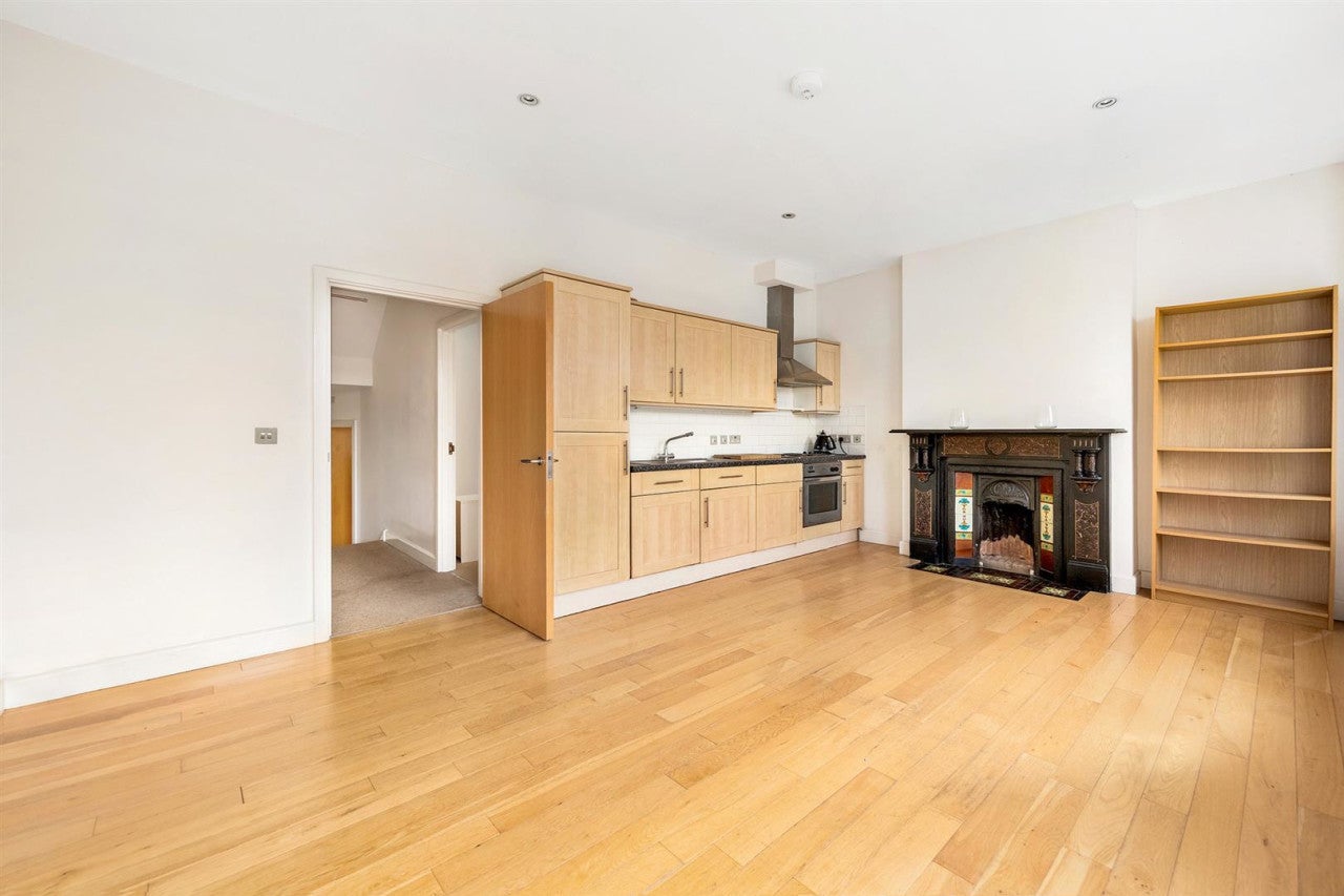 Flat Half Moon Lane in Greater London