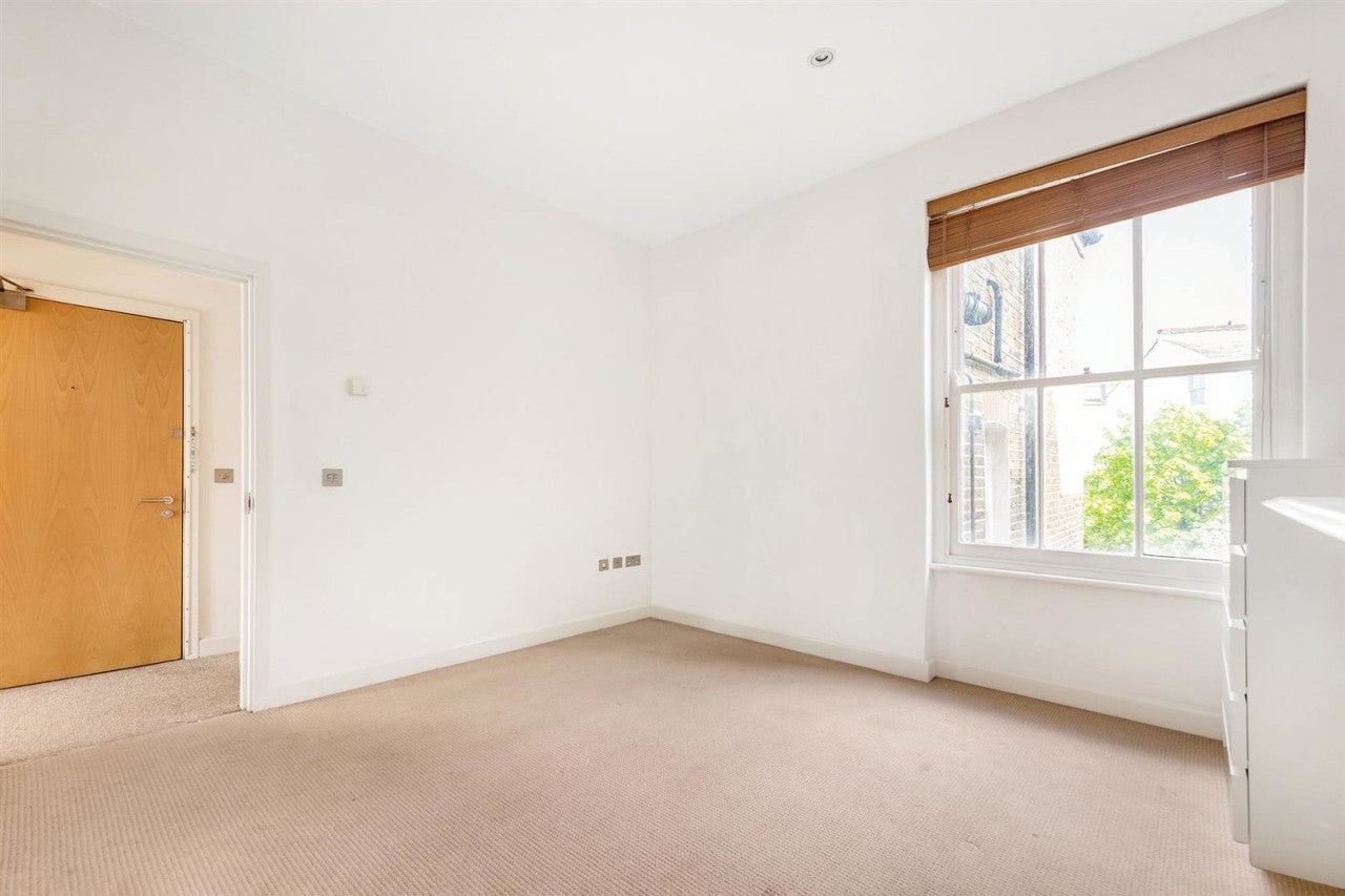 Flat Half Moon Lane in Greater London