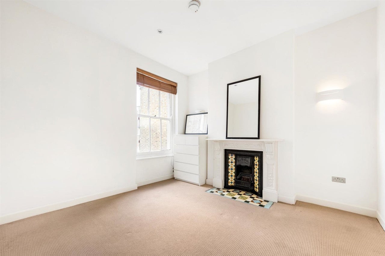 Flat Half Moon Lane in Greater London
