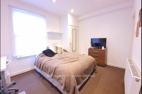 Room Royal Park Road in Leeds