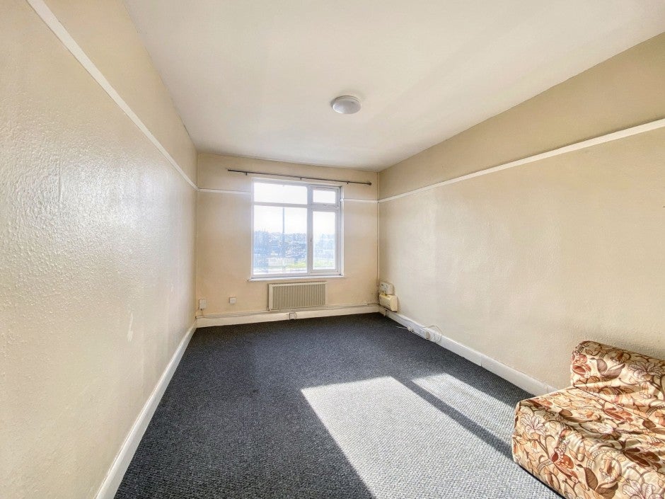 Flat Oxford Gardens in Denham