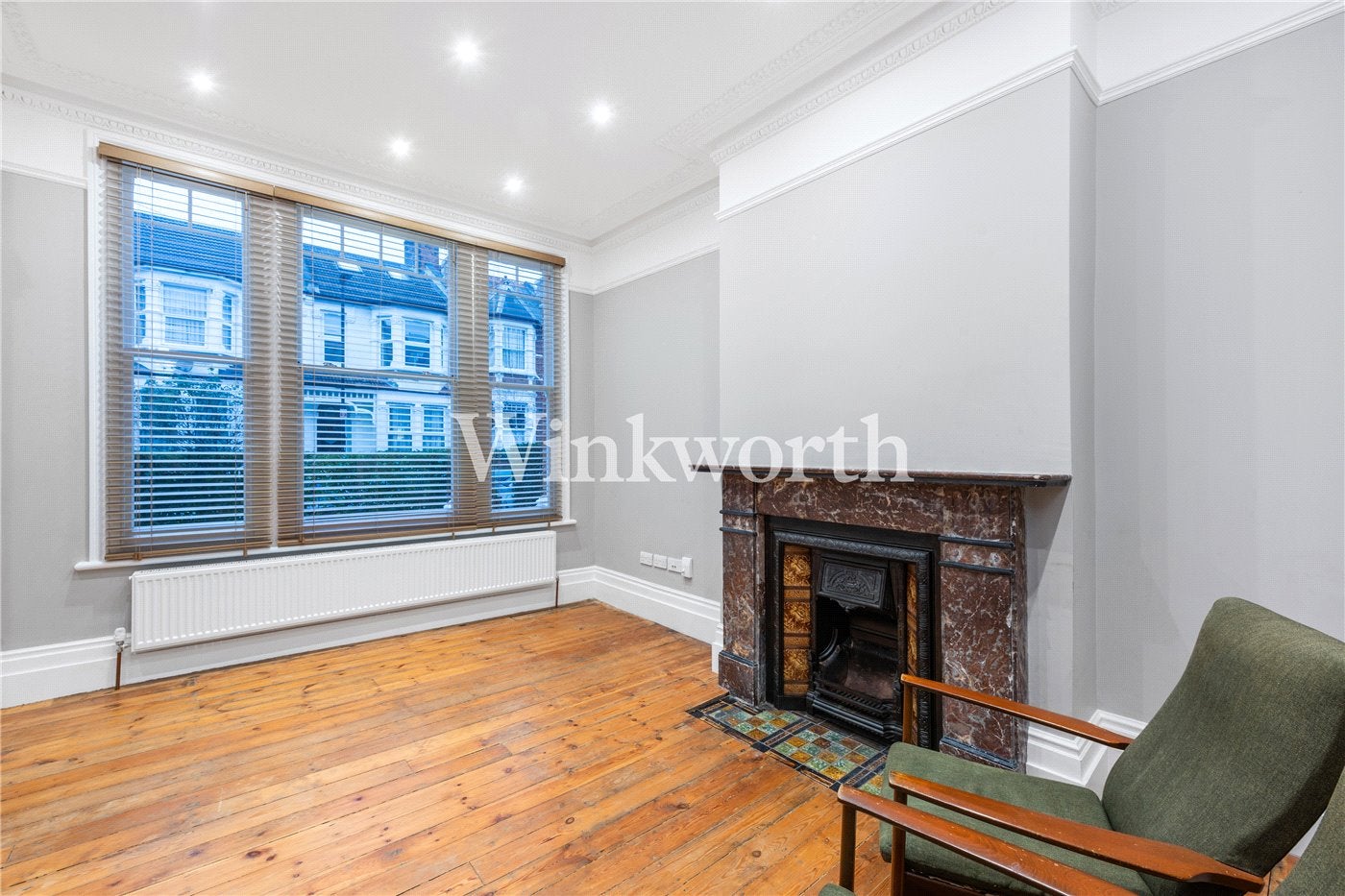 Flat Abbotsford Avenue in Greater London