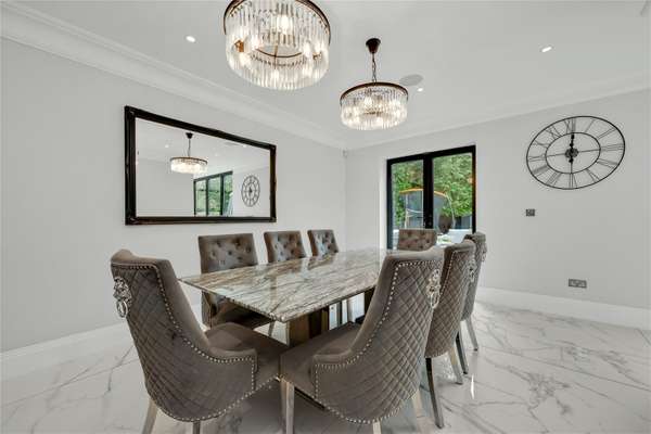 House Byfleet Road in Elmbridge