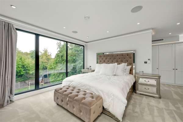 House Byfleet Road in Elmbridge