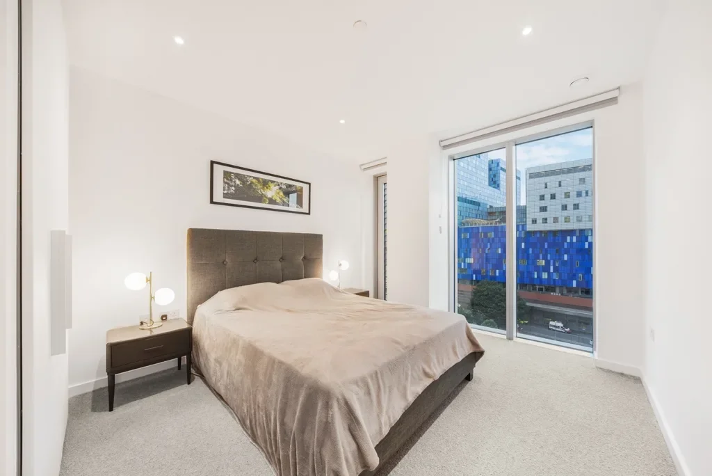 Flat Commercial Road in Greater London