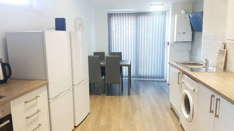 Room Carlingford Road in Ashfield