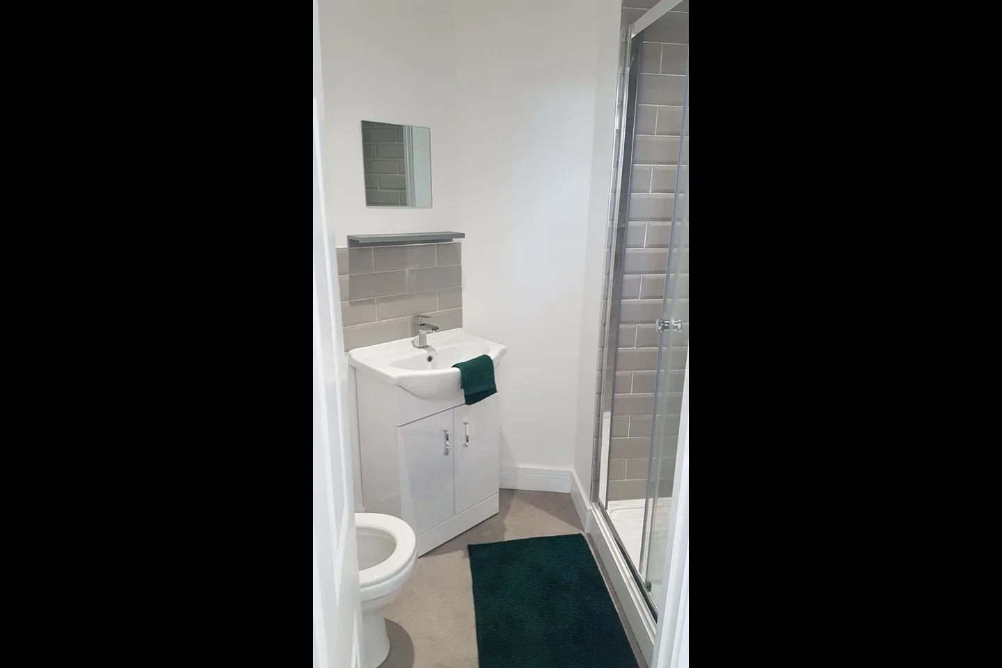 Room Carlingford Road in Ashfield