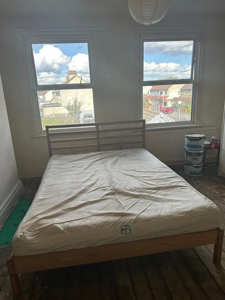 Room New Road in Greater London