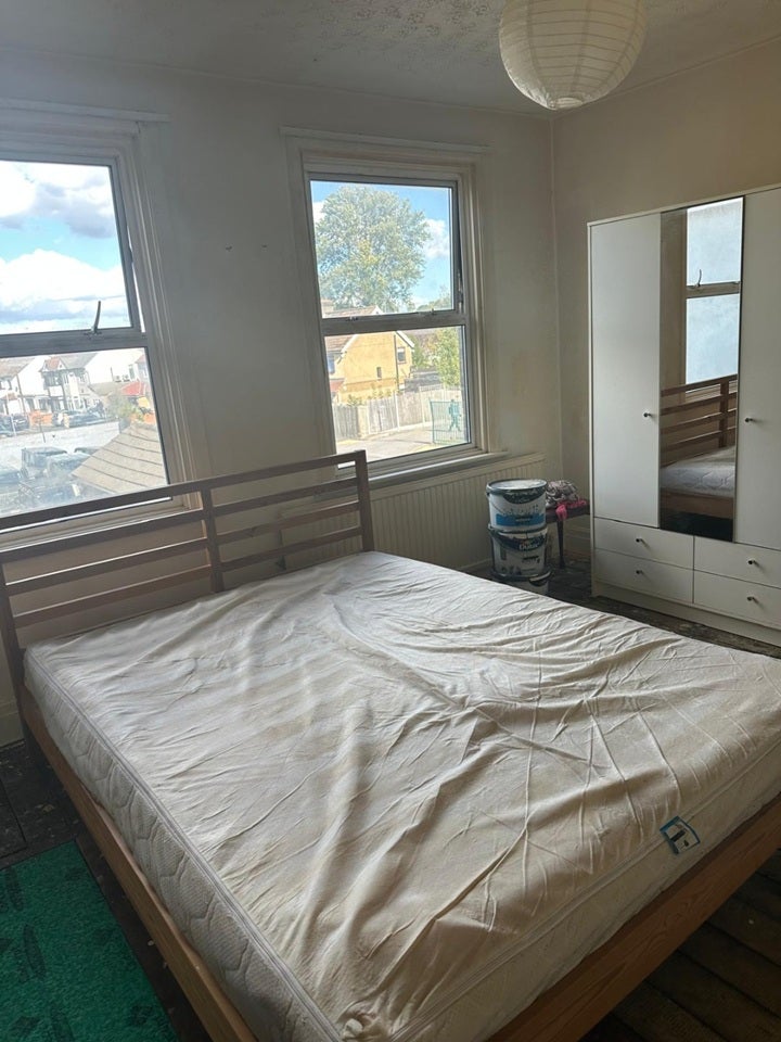 Room New Road in Greater London