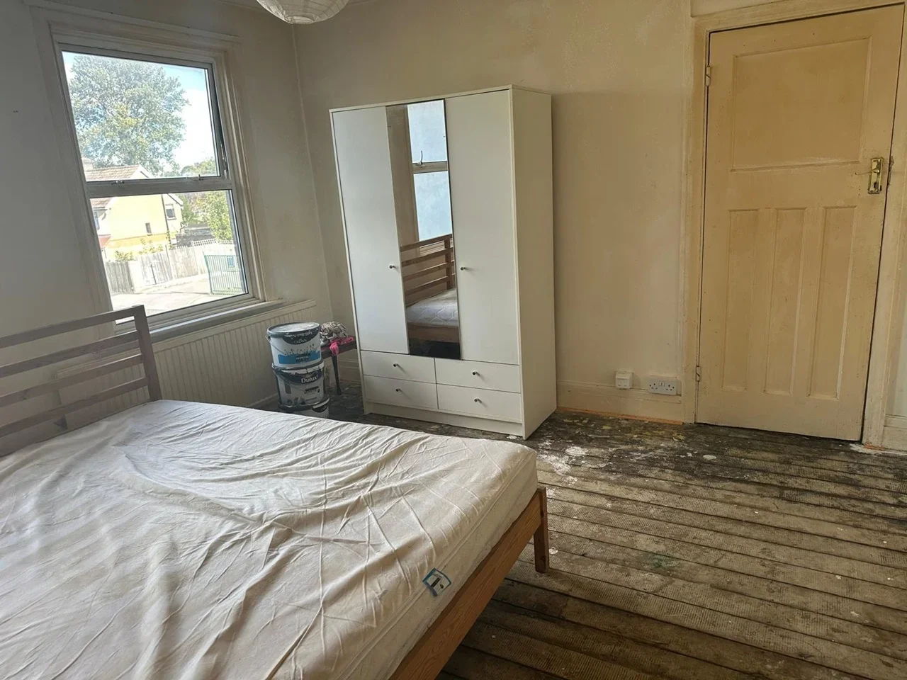 Room New Road in Greater London