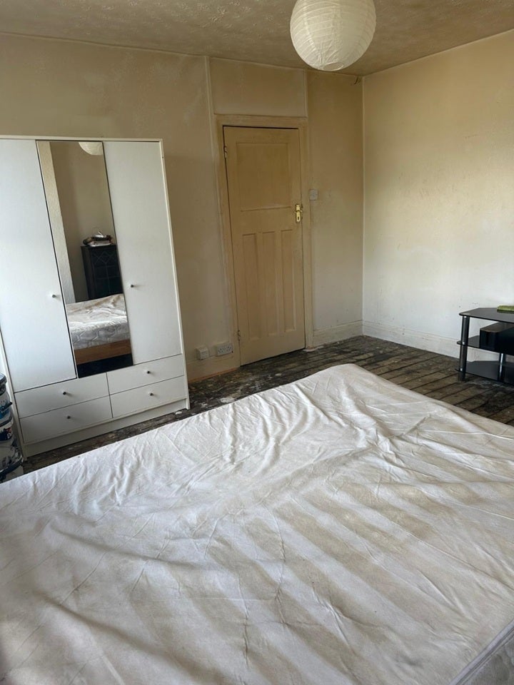 Room New Road in Greater London