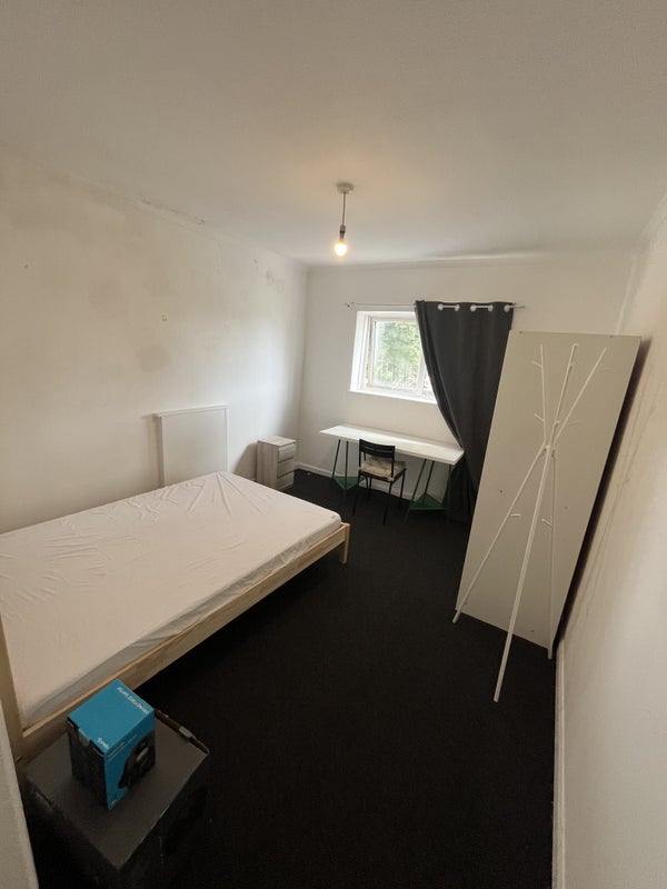 Room Pilton Place in Cardiff
