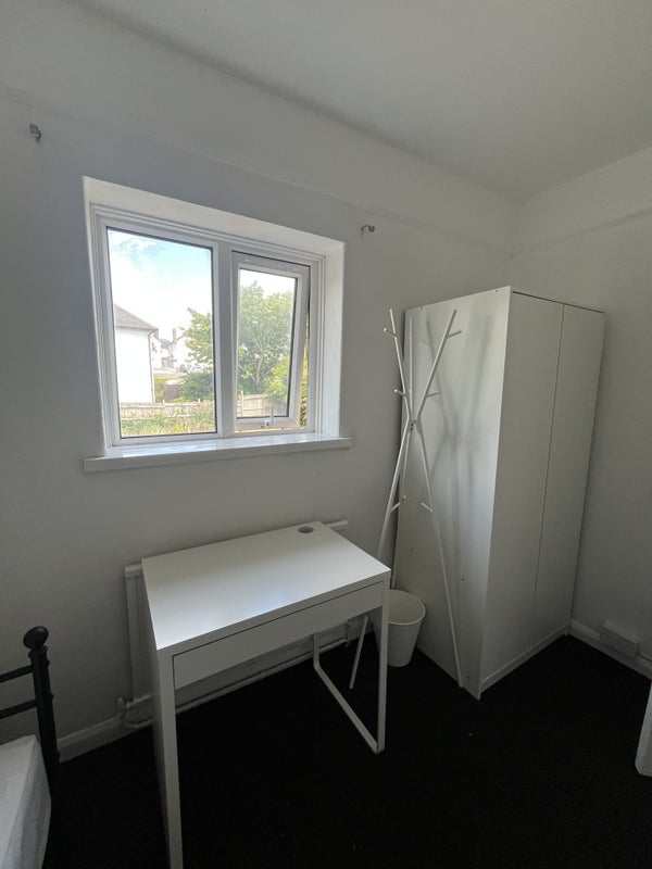 Room Pilton Place in Cardiff