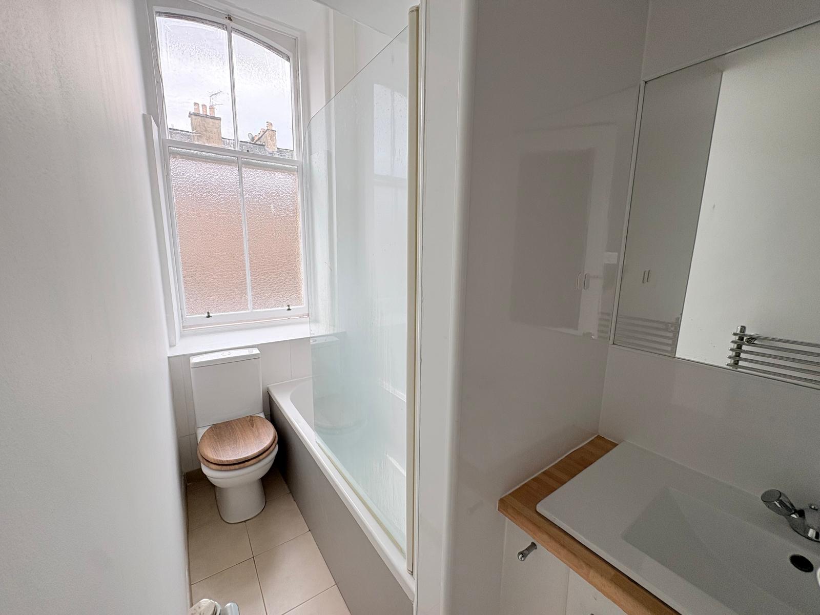 Flat Dalmeny Street in City of Edinburgh