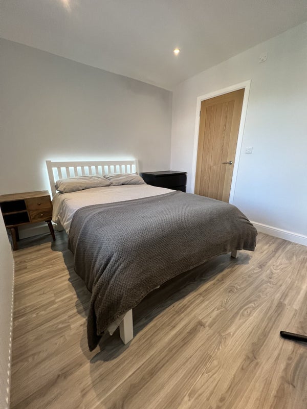 Room Hallam Road in Nottingham