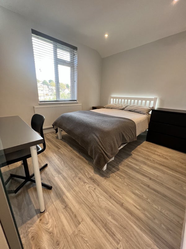 Room Hallam Road in Nottingham