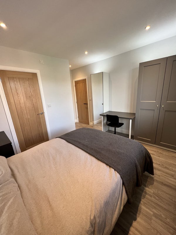Room Hallam Road in Nottingham