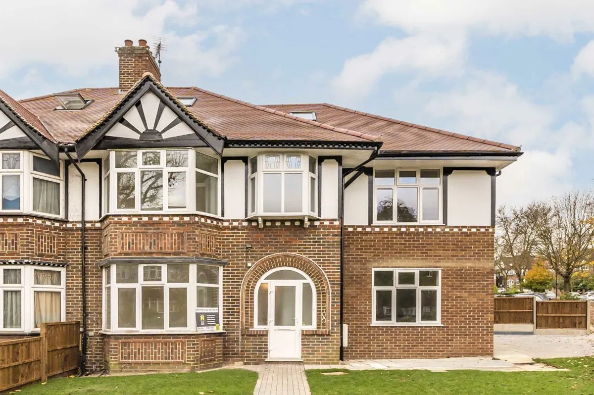 Flat Brunswick Road in Greater London