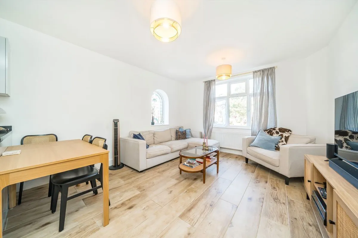 Flat Brunswick Road in Greater London