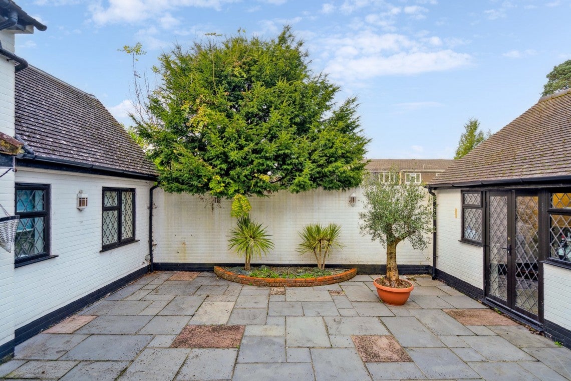 House Elm Close in Farnham Common