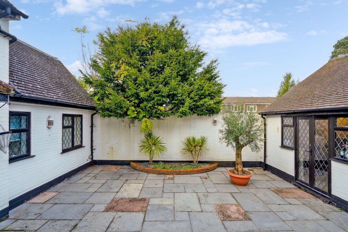 House Elm Close in Farnham Common