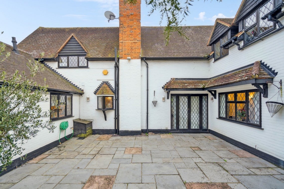 House Elm Close in Farnham Common