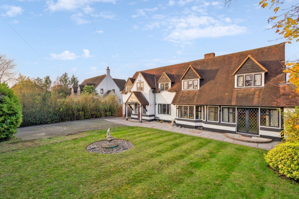House Elm Close in Farnham Common
