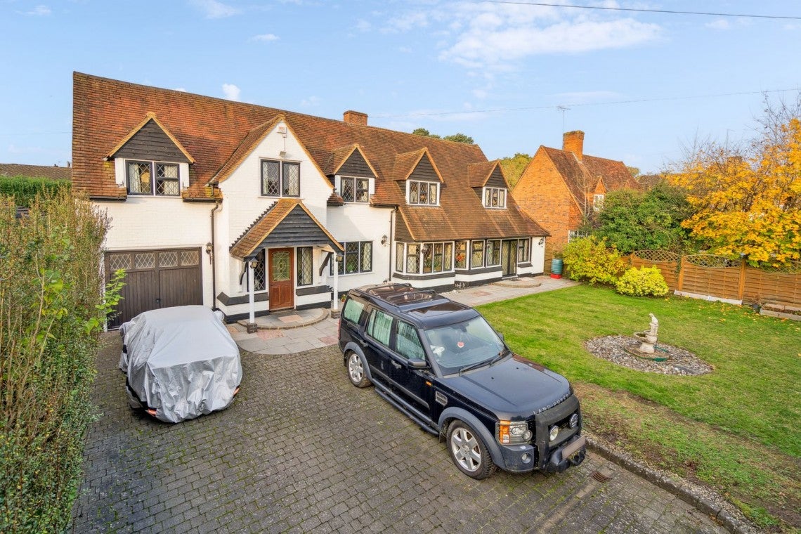 House Elm Close in Farnham Common