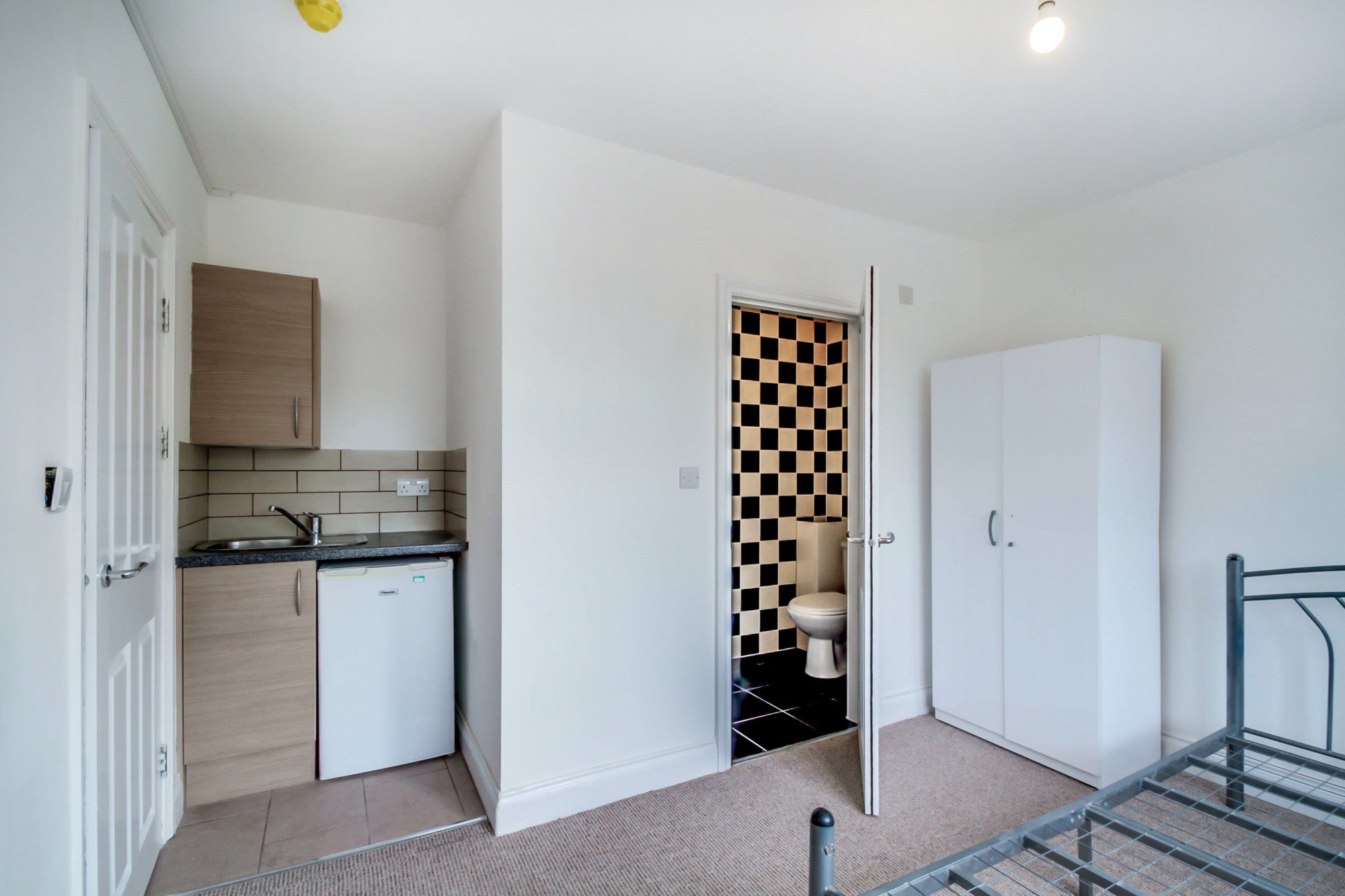 Room Ragstone Road in Slough