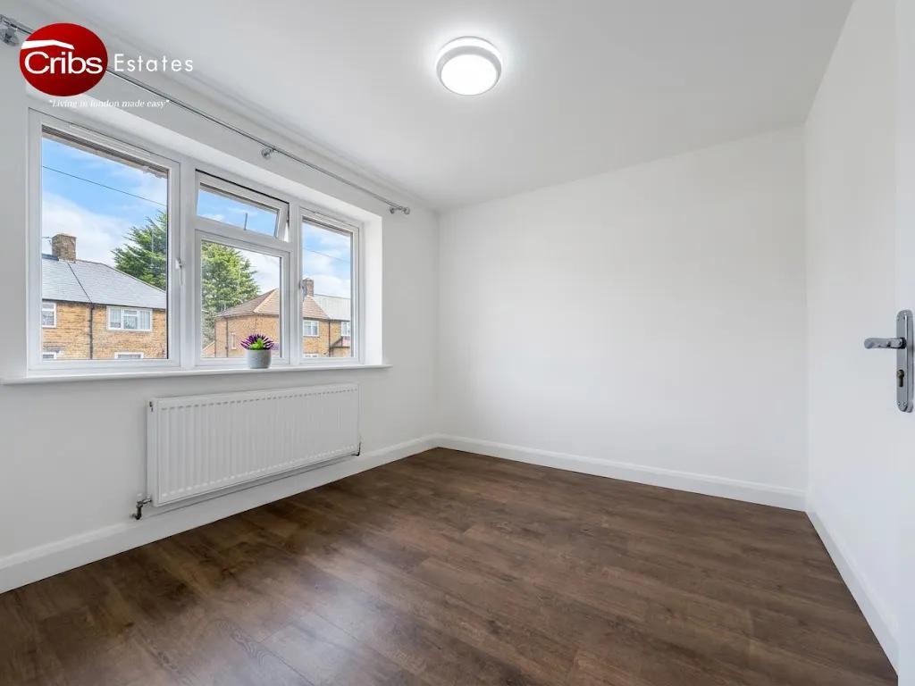 Flat Halesowen Road in London