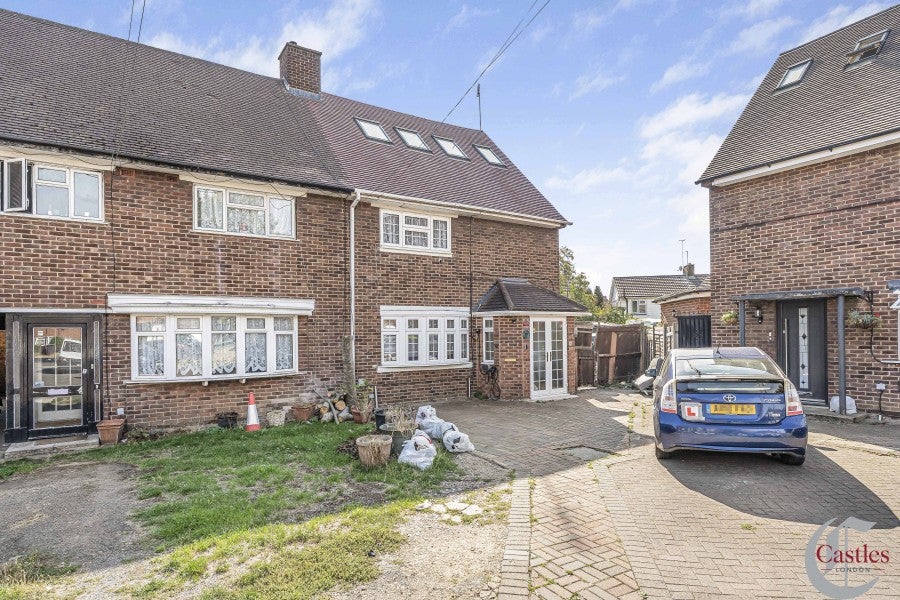 Room Pines Avenue in Greater London