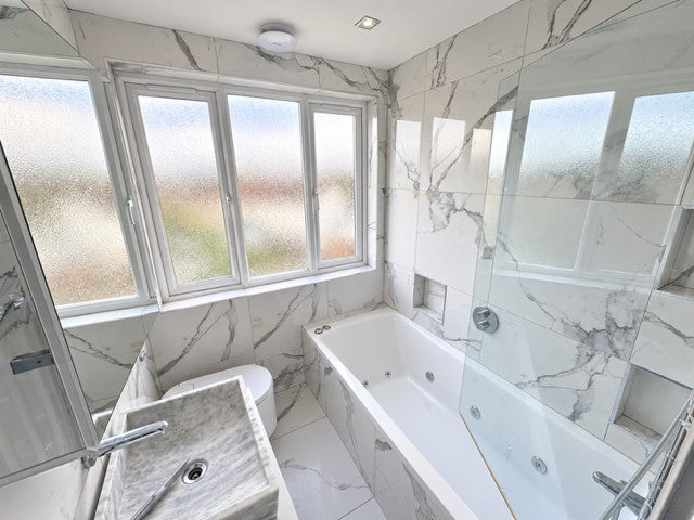 Room Pines Avenue in Greater London