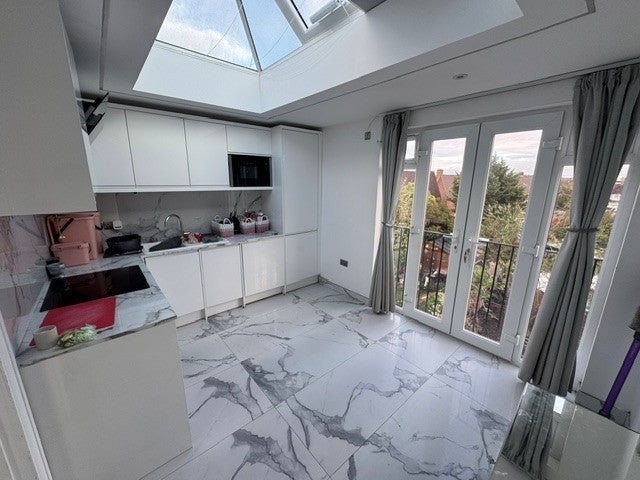 Room Pines Avenue in Greater London