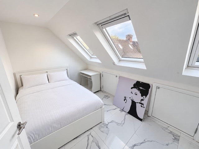 Room Pines Avenue in Greater London
