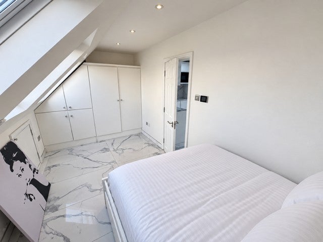 Room Pines Avenue in Greater London