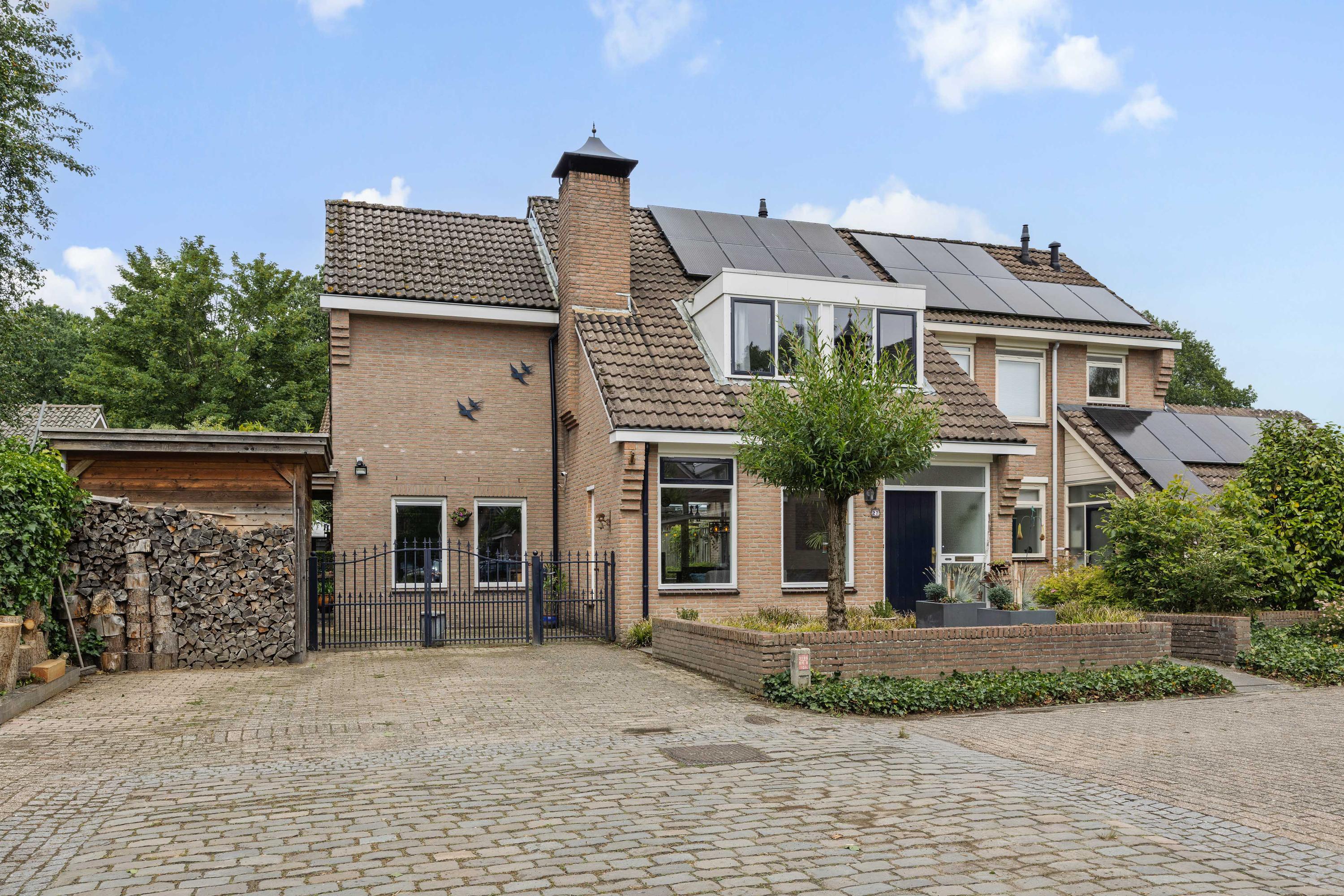Twee-onder-één-kap te koop: Meidoorn 27, Helmond