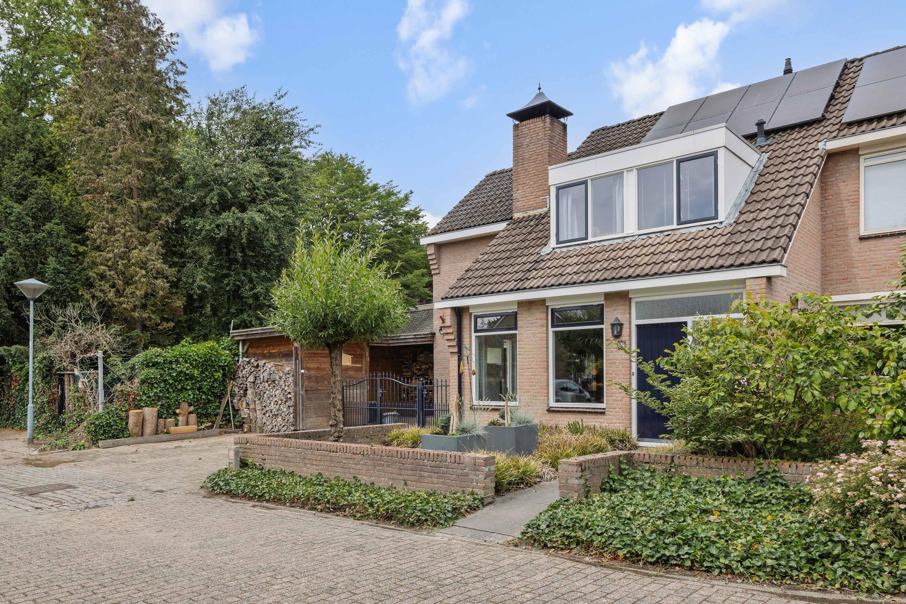 Twee-onder-één-kap te koop: Meidoorn 27, Helmond