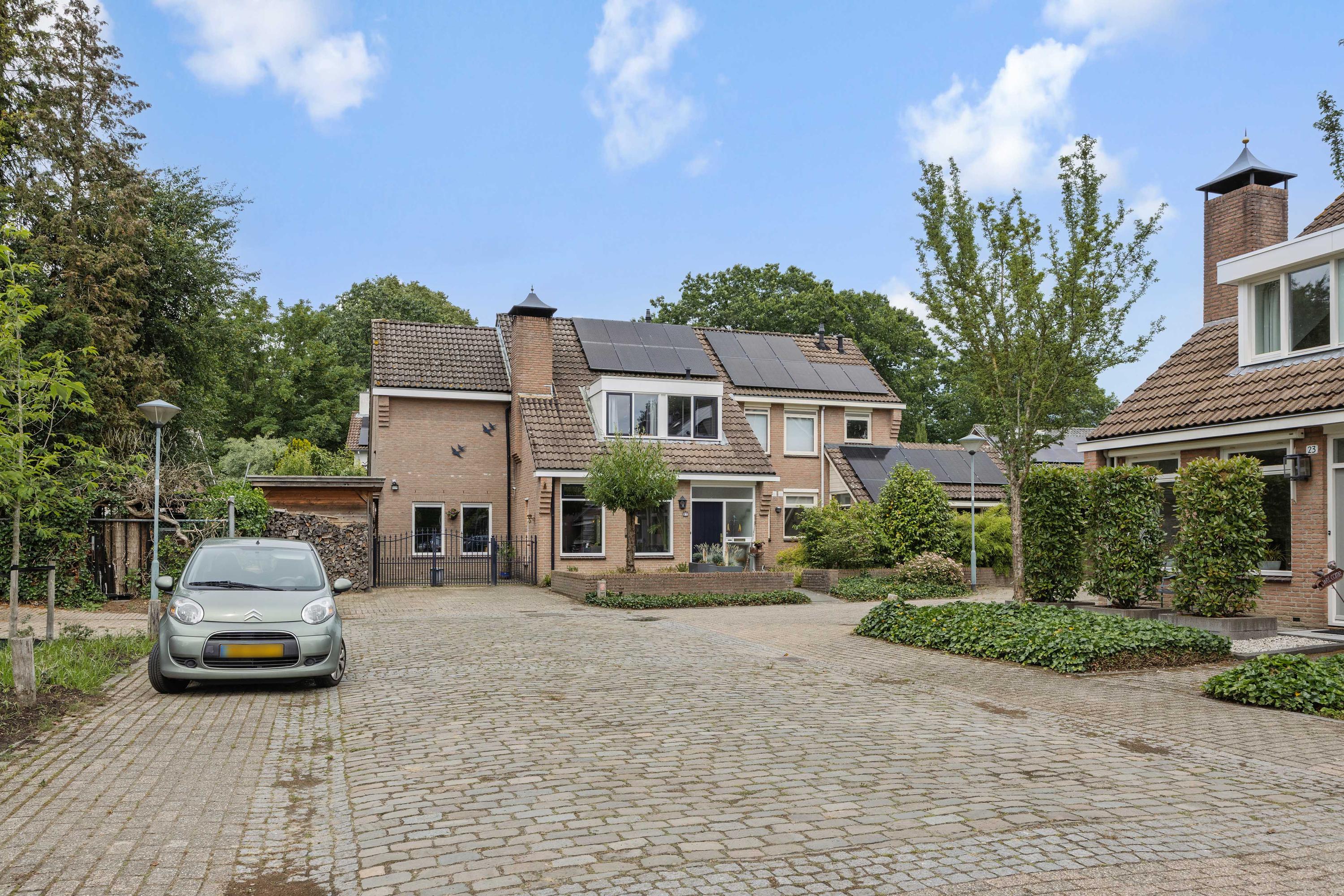 Twee-onder-één-kap te koop: Meidoorn 27, Helmond
